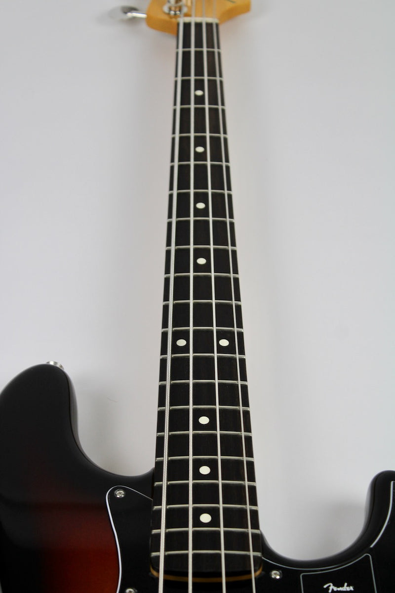 Fender Fender American Professional Classic Jazz Bass - 3-Color Sunburst w/Gig Bag (0198640300)