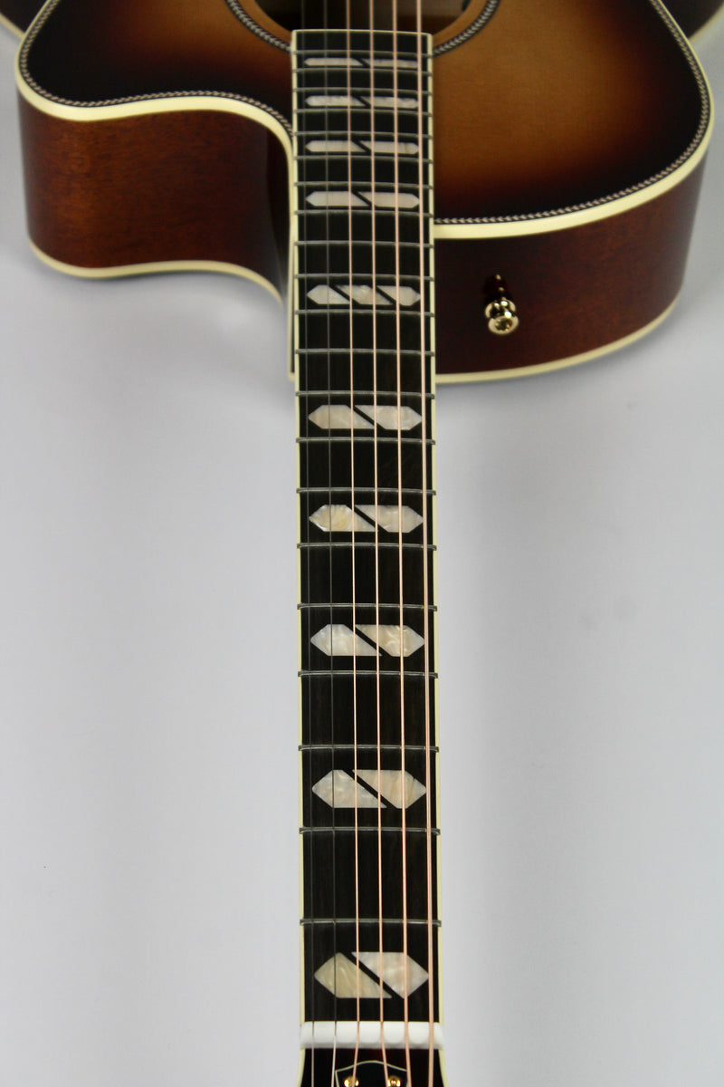 Godin Connaisseur MJ Sunsetburst Maho (demo)