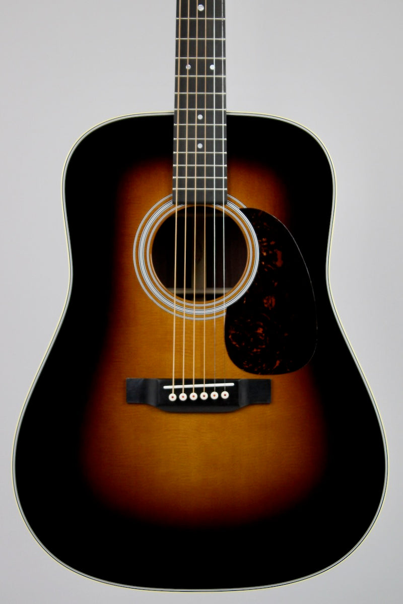 Martin D-28 Sunburst w/OHSC (102017D28SUNBURST)