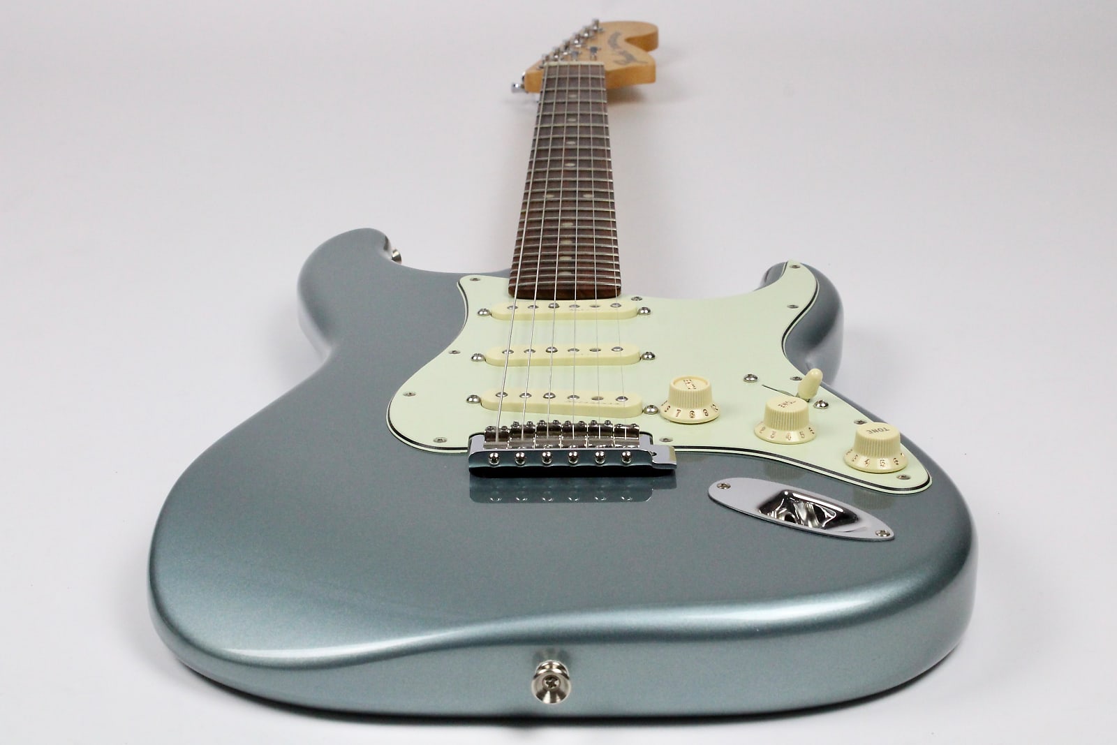 Fender Deluxe Roadhouse Stratocaster Pau Ferro Fingerboard Mystic Ice Blue  w/Gig Bag